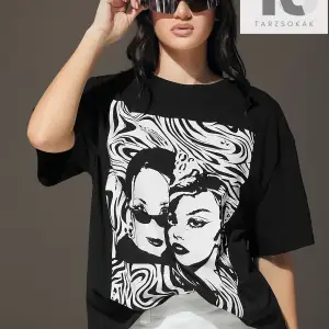 Coolane Şekil Grafikli Düşük Omuzlu Tişört