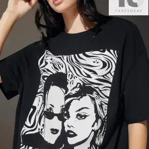 Coolane Şekil Grafikli Düşük Omuzlu Tişört