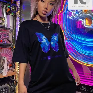 Coolane Sloganlı ve Kelebek Baskılı Düşük Omuzlu Tişört