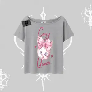Cozy Queen Kedi Baskılı Kayık Yaka Tshirt