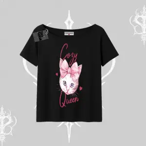 Cozy Queen Kedi Baskılı Kayık Yaka Tshirt