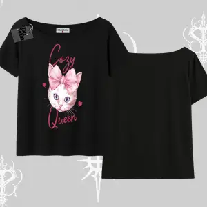 Cozy Queen Kedi Baskılı Kayık Yaka Tshirt