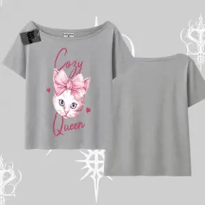 Cozy Queen Kedi Baskılı Kayık Yaka Tshirt