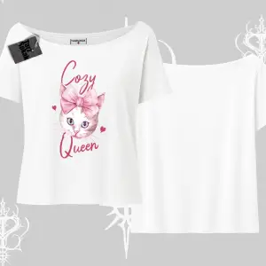 Cozy Queen Kedi Baskılı Kayık Yaka Tshirt