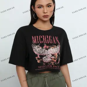 Crop CKOD-232913 Kartal ve Slogan Grafikli Düşük Omuz Kısa