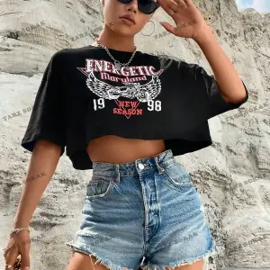 Crop CKOD-232913 Wings & Letter Grafikli Düşük Omuz Kısa