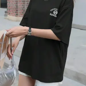 Dağ & Slogan Grafikli Düşük Omuzlu Tişört