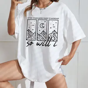 Dağ ve Harf Grafikli Düşük Omuz Tişört