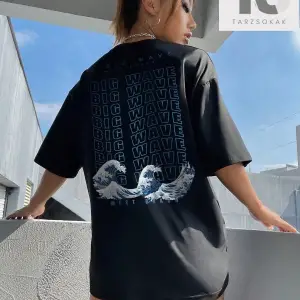 Dalga ve Slogan Grafikli Düşük Omuzlu Tişört