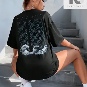 Dalga ve Slogan Grafikli Düşük Omuzlu Tişört