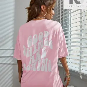 Dalga ve Slogan Grafikli Düşük Omuzlu Tişört