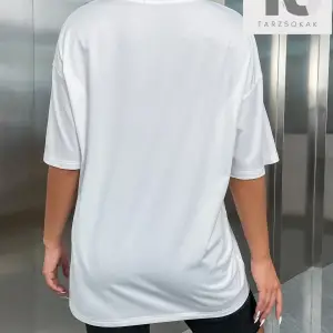 Damla Omuz Harfli Grafik Tişört