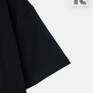 Damla Omuz Harfli Grafik Tişört