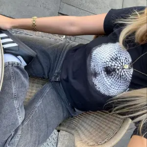 Disco topu baskılı pamuklu siyah beyaz T-shirt