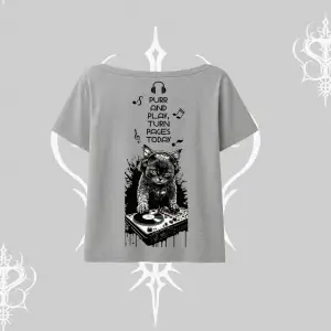 DJ Kedi Baskılı Müzik Temalı Kayık Yaka Tshirt