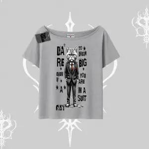 Dream Big Yazılı Takım Elbiseli Kedi Baskılı Kayık Yaka Tshirt