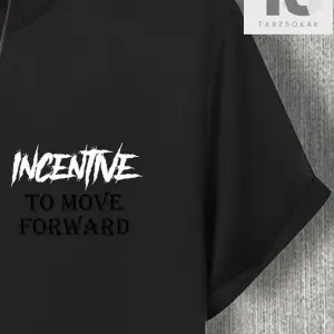 Erkek Astronot ve Slogan Grafikli Düşük Omuz Tişörtü