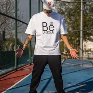 Erkek Beyaz Be Unique Baskılı Oversize Bisiklet Yaka Kısa Kollu T-shirt