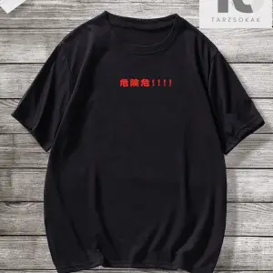 Erkek Binası ve Japonca Harf Grafikli Tişört