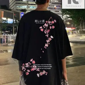 Erkek Çiçek ve Slogan Grafikli Düşük Omuz Tişörtü