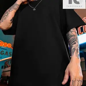 Erkek Ejderha ve Slogan Grafikli Düşük Omuz Tişörtü