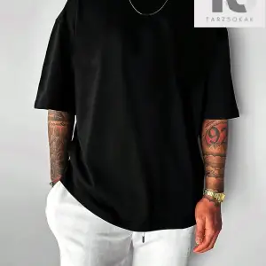 Erkek Figür Grafikli Düşük Omuz Tişörtü