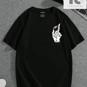 Erkek Karakter ve Harf Baskılı Tişört