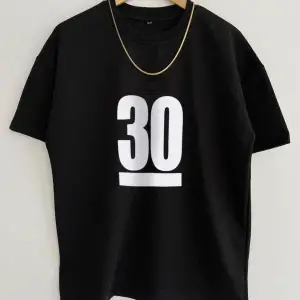 Erkek Siyah 30 Baskılı Oversize Bisiklet Yaka Kısa Kollu T-shirt