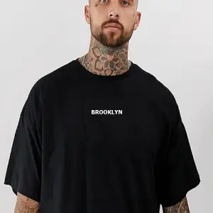 Erkek Siyah Brooklyn Baskılı Oversize Bisiklet Yaka Tişört