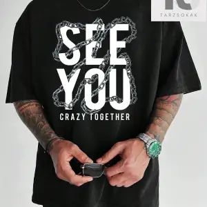 Erkek Zincir ve Harf Baskılı Yuvarlak Yaka Kısa Kollu Tişört