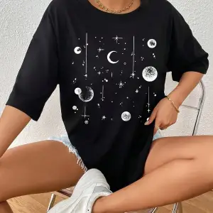 Essnce Ay Desenli Damla Omuz Tişört