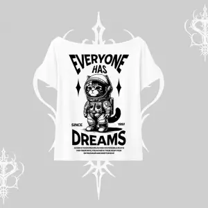 Everyone Has Dreams Yazılı Astronot Kedi Arka Baskılı Kayık Yaka Tshirt