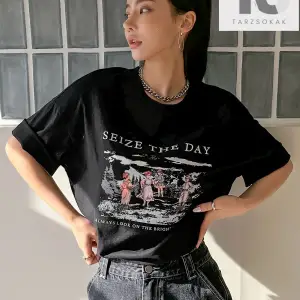 Figür & Slogan Grafikli Düşük Omuzlu Tişört