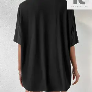 Figür ve Slogan Grafikli Düşük Omuzlu Tişört