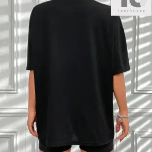 Figür ve Slogan Grafikli Düşük Omuzlu Tişört