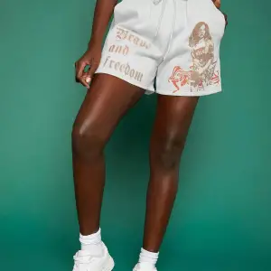 Figure & Slogan Graphic Drawstring Waist Şort