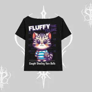 Fluffy The Feline Yazılı Sevimli Kedi Arka Baskılı Kayık Yaka Tshirt