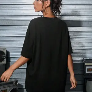 Göğüs Baskılı Oversize Kadın T-Shirt