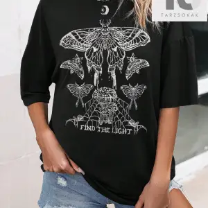 Goth Harfli Grafik Düşük Omuzlu Tişört