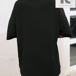 Goth Harfli Grafik Düşük Omuzlu Tişört