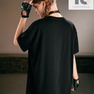 Goth Kelebek ve Kafatası Grafikli Tişört