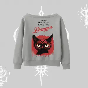 Gotik Kedi Arka Baskılı Kayık Yaka Sweatshirt