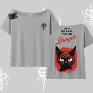 Gotik Kedi Arka Baskılı Kayık Yaka Tshirt