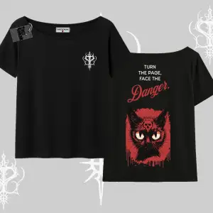 Gotik Kedi Arka Baskılı Kayık Yaka Tshirt