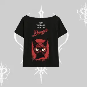 Gotik Kedi Arka Baskılı Kayık Yaka Tshirt