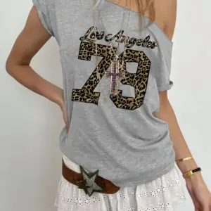 Gri Kadın Düşük Omuz Kayık Yaka Leopar 79 Baskılı