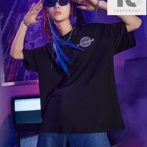 Grunge Punk Figürü ve Slogan Grafikli Düşük Omuzlu Tişört