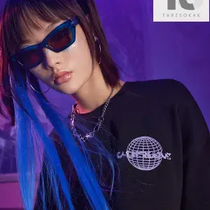 Grunge Punk Figürü ve Slogan Grafikli Düşük Omuzlu Tişört