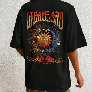 Güneş ve Harf Grafikli Düşük Omuzlu Tişört