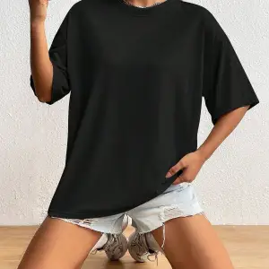 Güneş ve Harf Grafikli Düşük Omuzlu Tişört